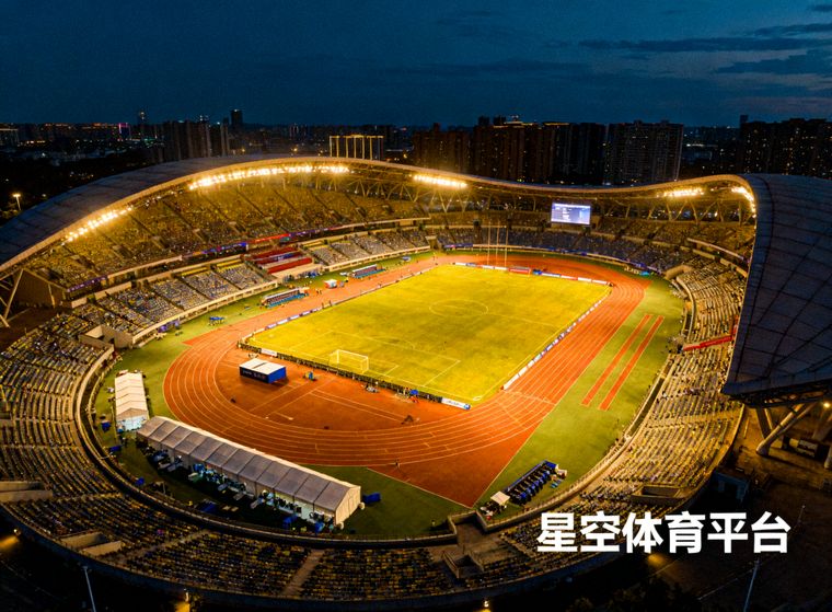 夜晚灯光下的体育场馆全景，星空体育平台赛事服务场景